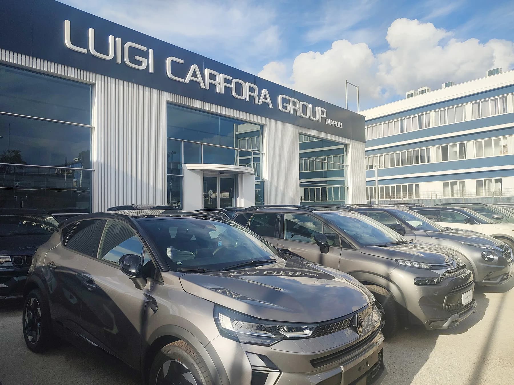 Sede di Luigi Carfora Group con auto in esposizione